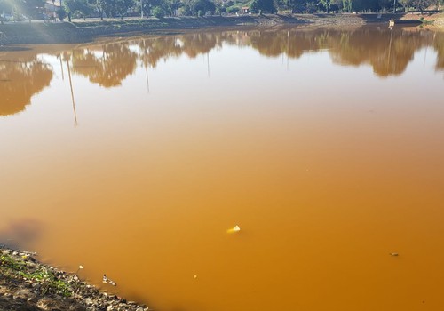 Tom vermelho da água e sujeira na Lagoinha preocupam; Prefeitura fará melhorias no local