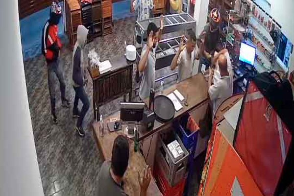 Bandidos armados fecham clientes em bar e roubam dinheiro e pertences; veja toda a ação