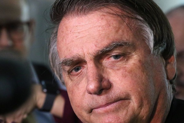 Bolsonaro silencia sobre joias ao depor à PF