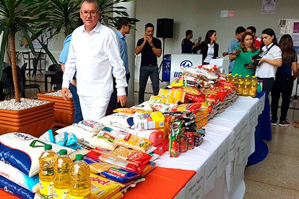 Unipam entrega 7 mil quilos de alimentos arrecadados por alunos para instituições de caridade