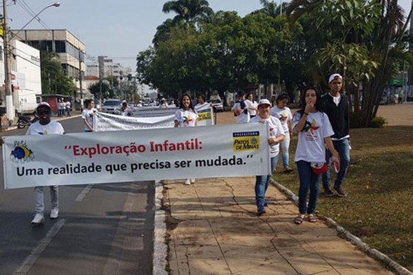 Alunos fazem manifestação no Centro de Patos de Minas contra Trabalho e Exploração Infantil