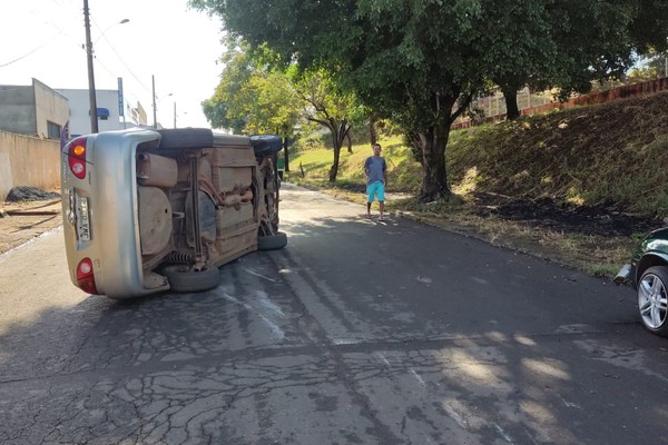 Casal de idosos é encaminhado ao hospital após acidente com tombamento de veículo em Patos de Minas