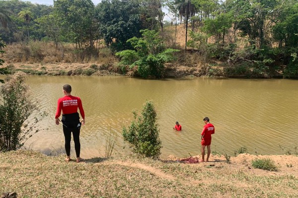 Bombeiros localizam corpo de jovem que desapareceu ao tentar atravessar Rio Indaiá com amigos