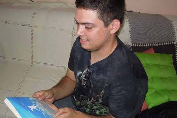 Jovem patense que nasceu com paralisia cerebral lança livro nesta quarta-feira