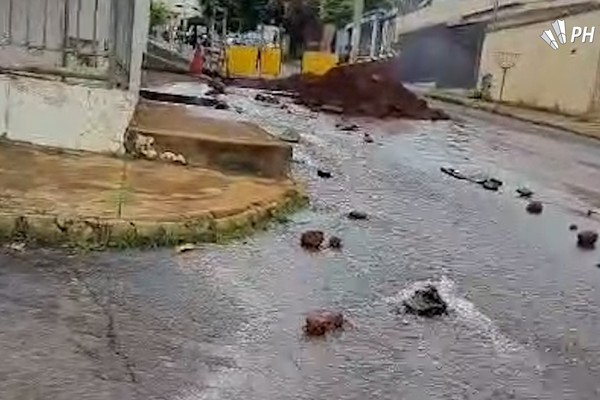 Grande vazamento de água em obra da Copasa causa transtornos em Patos de Minas