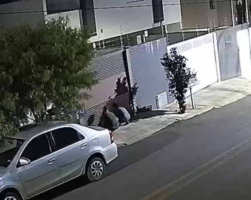 Imagens mostram indivíduos arrombando portão de prédio e furtando bicicleta