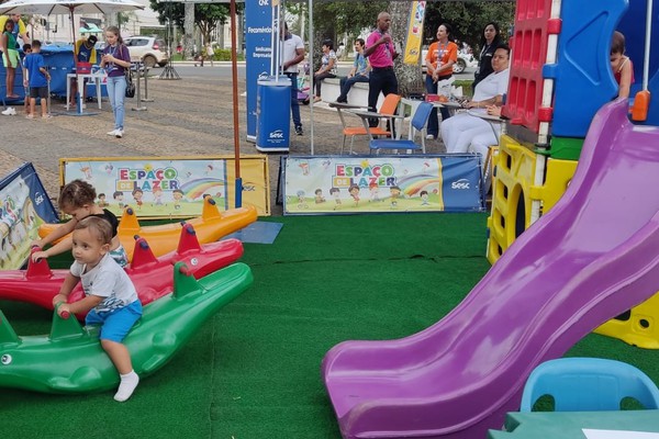 Sicoob Credicopa realiza ação com várias brincadeiras gratuitas para crianças na praça do Coreto