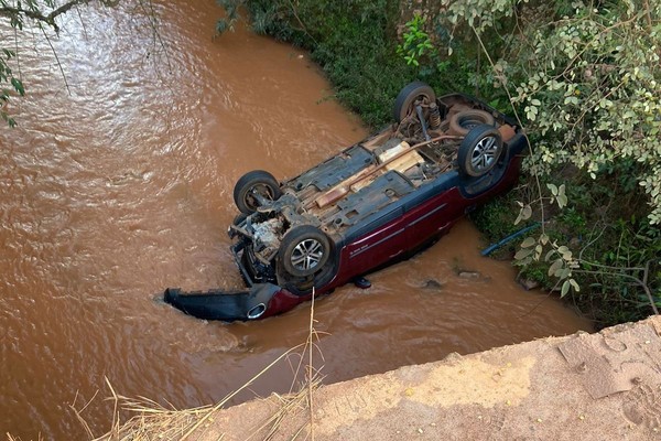 Pick up Toro cai de ponte no município de Tiros deixando uma pessoa morta