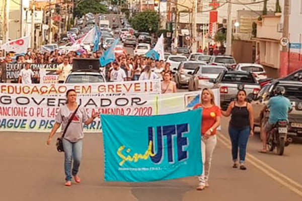 Professores em greve há quase um mês fazem manifestação no Centro de Patos de Minas