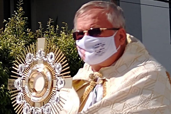 Igreja Católica evita aglomerações e celebrações de Corpus Christi ganham as ruas da cidade