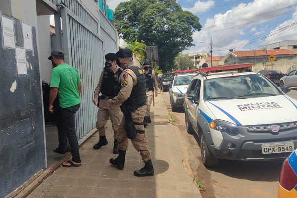 Homem é preso ao tentar fechar conta em banco e ameaçar funcionário em Patos de Minas