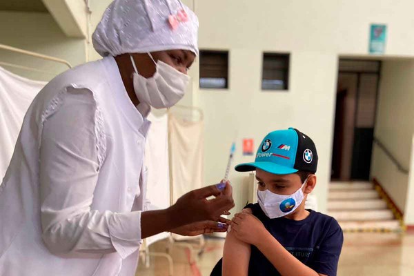 Após um ano de vacinação em Patos de Minas, aplicação avança em crianças de 5 a 11 anos