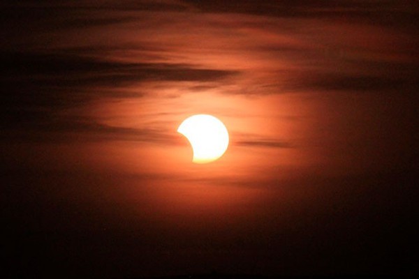 Eclipse solar parcial poderá ser visto na tarde deste sábado em Patos de Minas