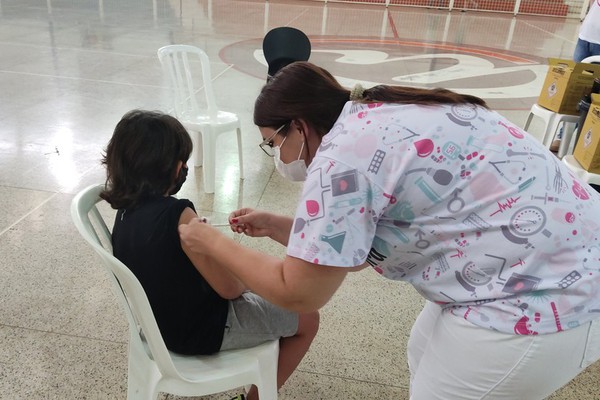 Sem doses disponíveis, Prefeitura suspende vacinação de crianças de 5 anos contra a Covid-19 na cidade