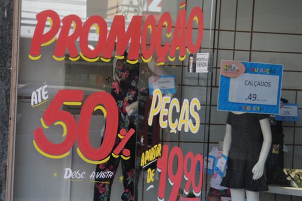 Comerciantes de Patos de Minas apostam em liquidações para conquistar os clientes 