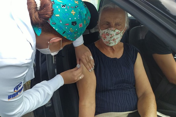 Patos de Minas começa a vacinar idosos com mais de 85 anos; campanha irá até o fim da semana