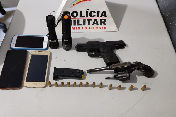 Após denúncia por meio de aplicativo, PM prende indivíduos com armas de fogo na zona rural de Patos de Minas