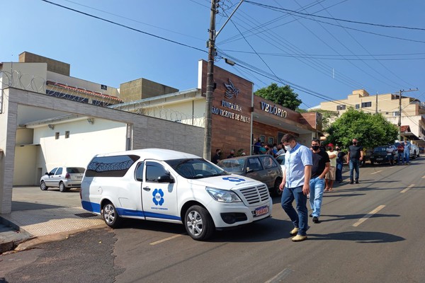 Corpo de turista morto em assalto no Guarujá chega a Presidente Olegário sob forte comoção