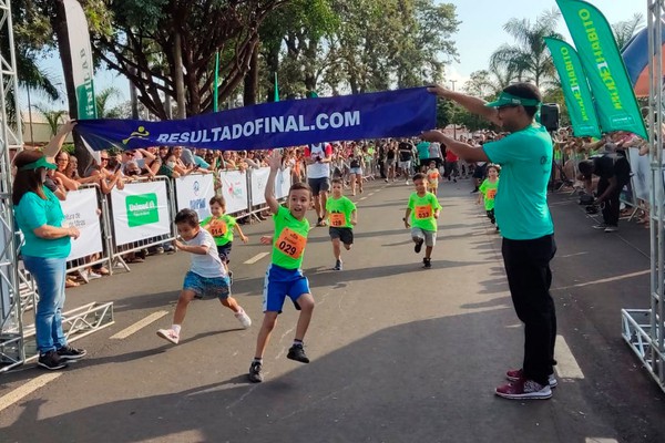 Corrida do Pipoquinha leva diversão e competitividade a mais de 300 crianças em Patos de Minas
