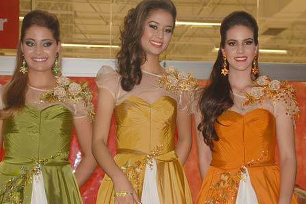 Candidatas a Rainha do Milho se apresentam com trajes típicos no Shopping