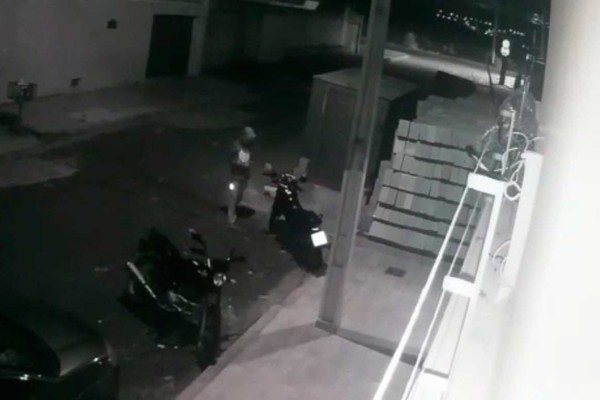 Homens tentam furtar moto no bairro Alvorada, mas são surpreendidos e fogem; veja o vídeo