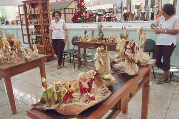 Marias Artesãs expõem presépios produzidos em palha no Pátio Central Shopping