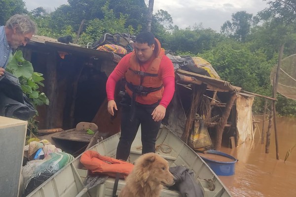 Homem é resgatado pelos bombeiros após ficar ilhado dentro de canoa em São Gonçalo do Abaeté