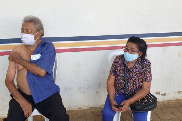 Casados há mais de 50 anos, idosos recebem vacina contra a Covid-19 juntos em Patos de Minas