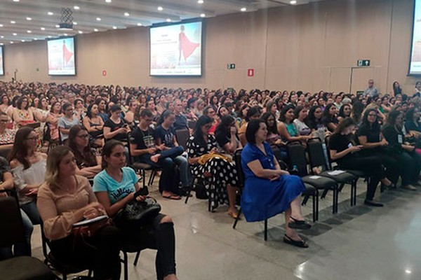 Ano escolar começa com seminário para centenas de professores em Patos de Minas