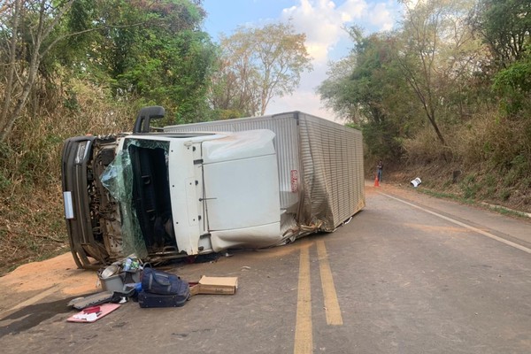 Motorista de 22 anos perde controle e tomba caminhão na MG 187 em Serra do Salitre