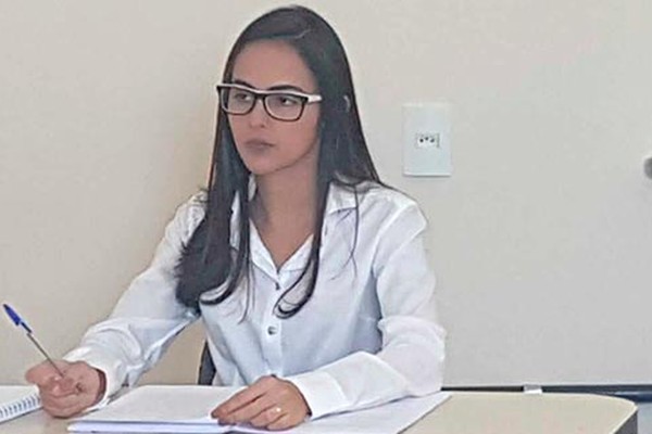 Aline Brandão Camargos defende pesquisa e é a primeira Mestre formada pela UFU Patos de Minas  