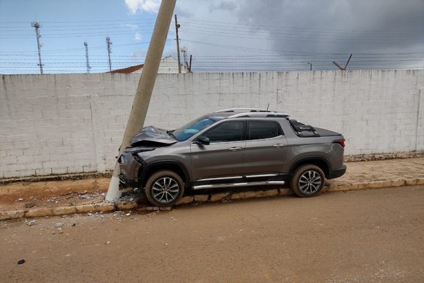 Grávida passa mal e colide carro contra poste em Carmo do Paranaíba