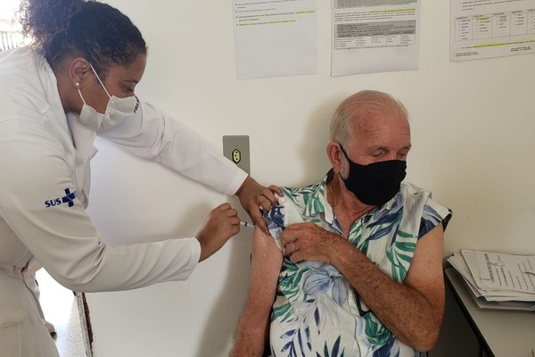 Saúde vai disponibilizar 4ª dose de vacinas contra a Covid-19 para pessoas de 60 a 69 anos