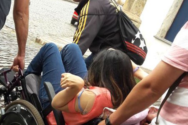 Estudantes de Patos de Minas fazem viagem com colega cadeirante e dão aula de inclusão