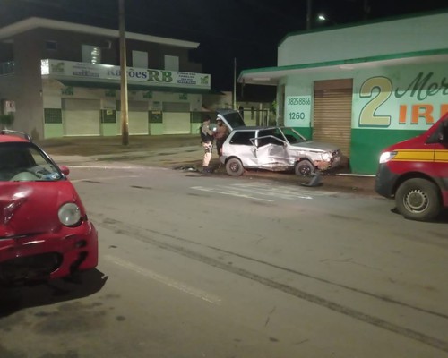 Carros batem após avanço de parada e bombeiros socorrem mulheres e criança em Patos de Minas