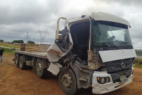 Tentativa de ultrapassagem causa acidente com dois caminhões na MG 235, em São Gotardo