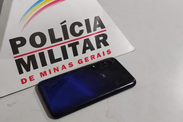 Adolescente furta celular de motorista, sai correndo e acaba na delegacia em Patos de Minas