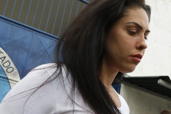 Acusada por morte do filho, Monique Medeiros volta à prisão