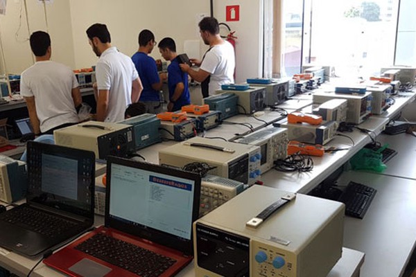 Estudantes conhecem a estrutura de mais de 30 laboratórios da UFU em Patos de Minas