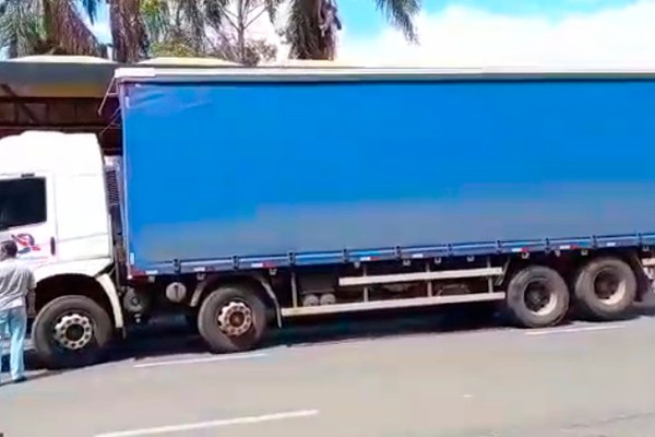 Caminhão fica preso à cobertura de terminal de passageiros no centro de Patos de Minas