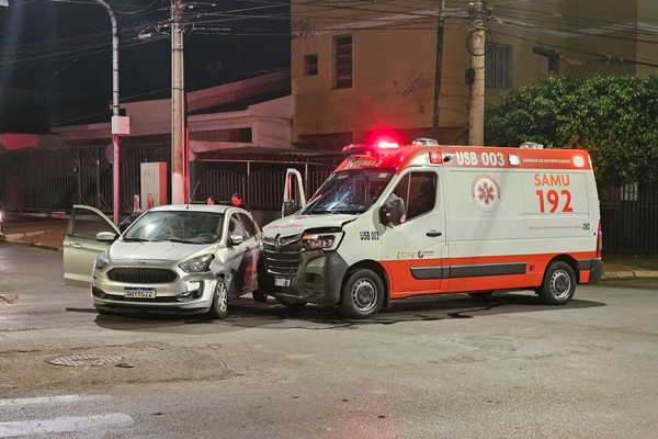 Ambulância do Samu se envolve em acidente com carro na Major Gote; motorista ficou ferido
