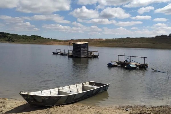Embarcação vira na represa de Nova Ponte e jovem de 26 anos desaparece nas águas