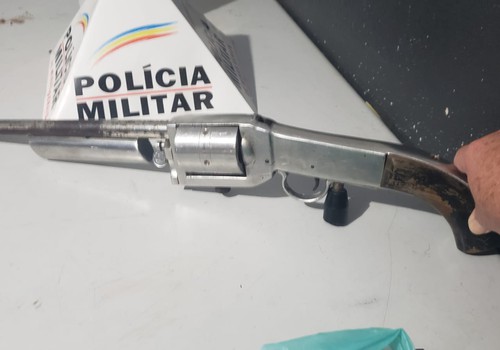 Polícia Militar apreende revólver gigante em Patos de Minas; um homem foi preso