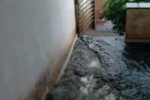 Moradora tem casa inundada de esgoto em Patos de Minas e cobra providências da Copasa