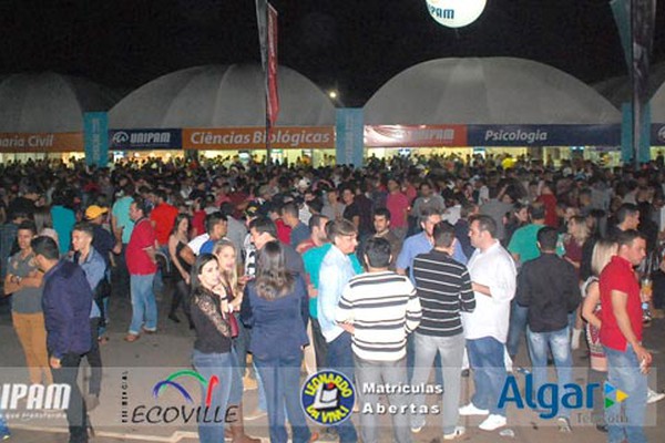 Grande público se diverte na abertura das Barracas Universitárias da Fenamilho 2016