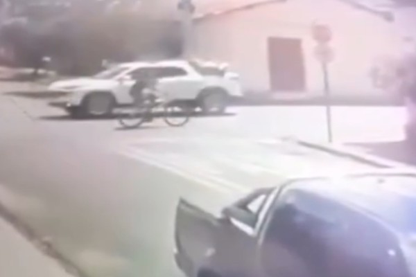 Vídeo mostra ciclista sendo baleado no centro de Serra do Salitre; autor está sendo procurado