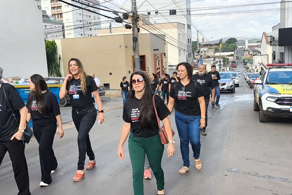 Comemoração do Dia Internacional da Mulher começa com caminhada pela paz, em Patos de Minas