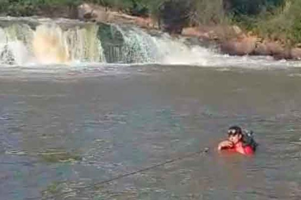 Corpo de Bombeiros busca por jovem que desapareceu em cachoeira em Patrocínio