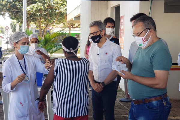 Em Patos de Minas, Romeu Zema elogia vacinação, mas desconversa sobre investimentos na região