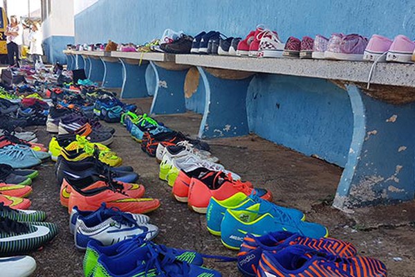 Campanha “Doe um Tênis” entrega dezenas de pares de calçados no Programa Viva Cristavo